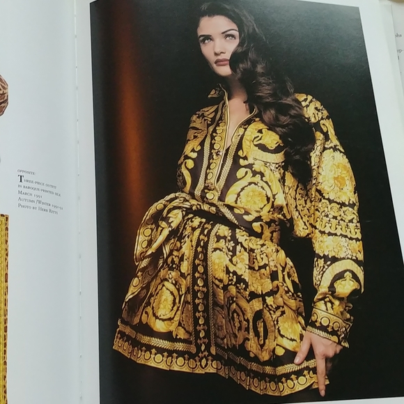 Vintage 90s Versace Signatures fashion coffee table book - Picture 5 of 13